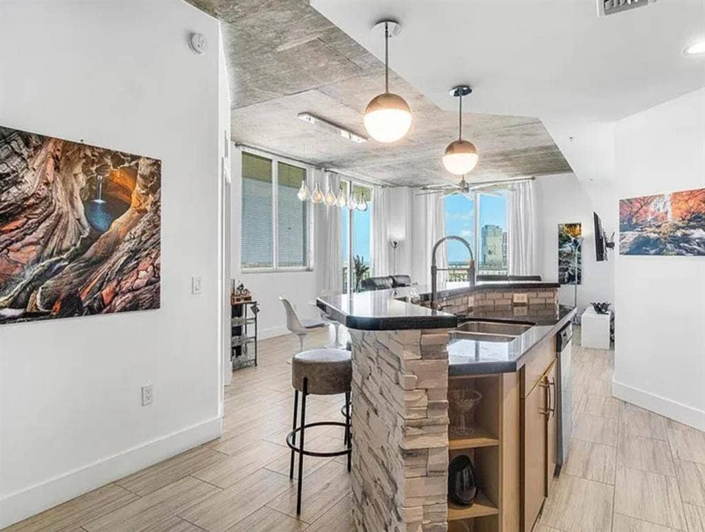 Quality high-rise room WPB