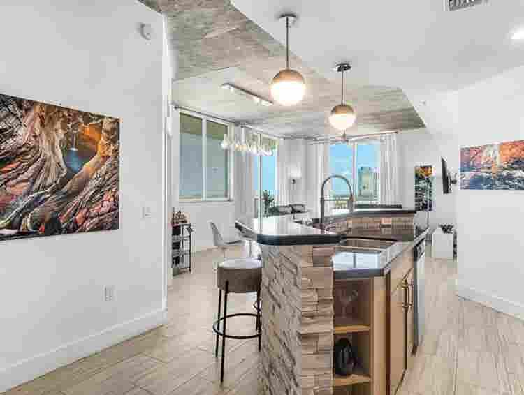 Quality high-rise room WPB