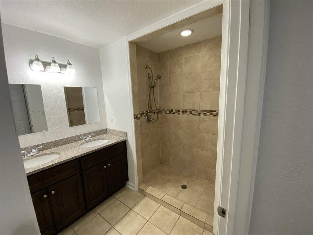 Master Bed w/ Private Bathroom