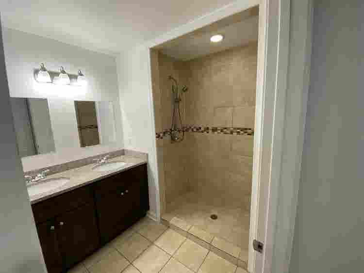 Master Bed w/ Private Bathroom