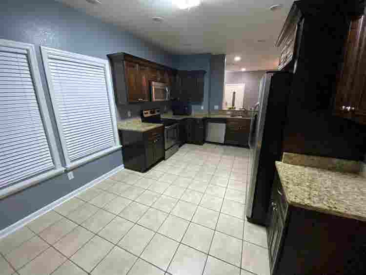 Master Bed w/ Private Bathroom