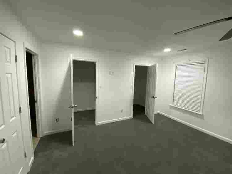 Master Bed w/ Private Bathroom