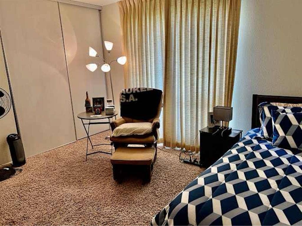 Looking for Roommate (female
+)