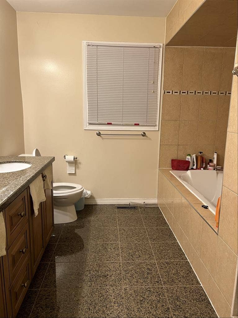 Master bedroom for rent (sharing )