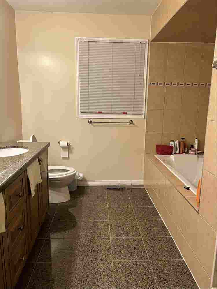 Master bedroom for rent (sharing )