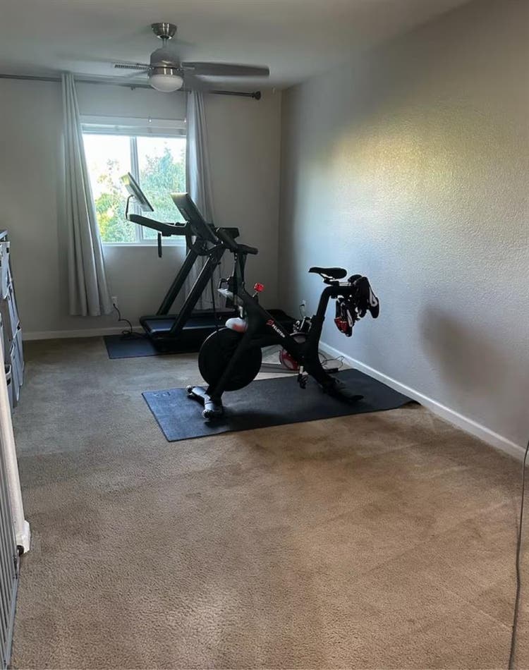 Room in a Cozy Home In South Reno