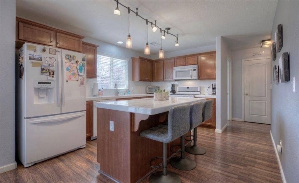 Room in a Cozy Home In South Reno