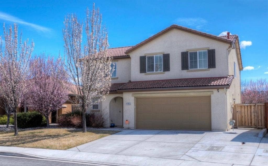 Room in a Cozy Home In South Reno