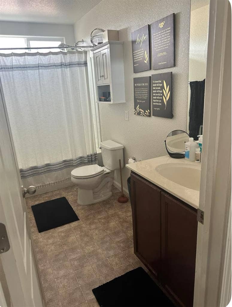 Room in a Cozy Home In South Reno