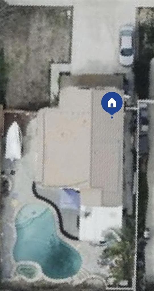 I upstairs bedroom for rent.