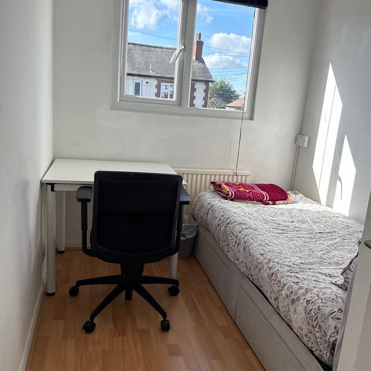 1 single Room available