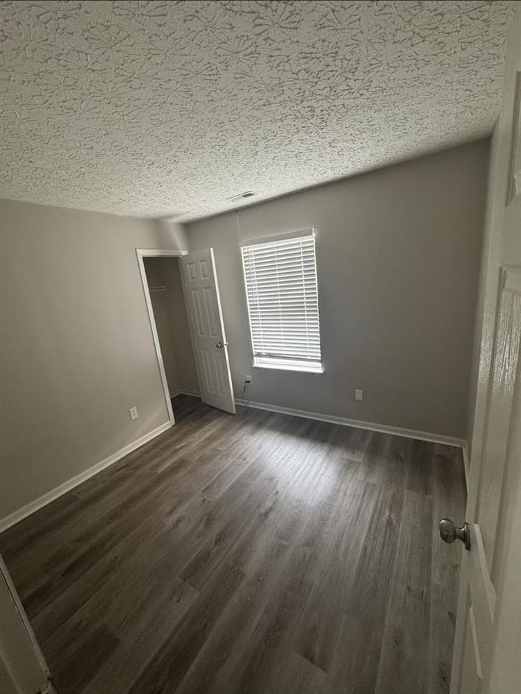 Looking for Roomate