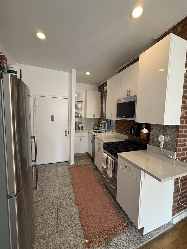 Queen-Size BR in renovated apt