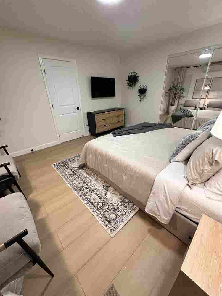 Lg Furnished Room w/private bath