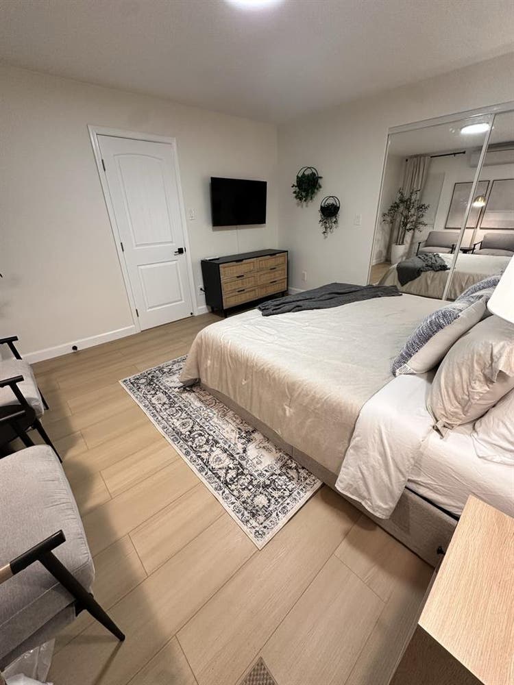 Lg Furnished Room w/private bath