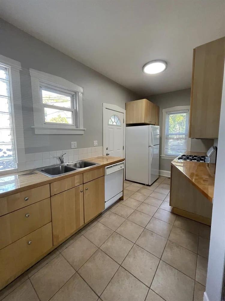 3rd room in Irving park coach house