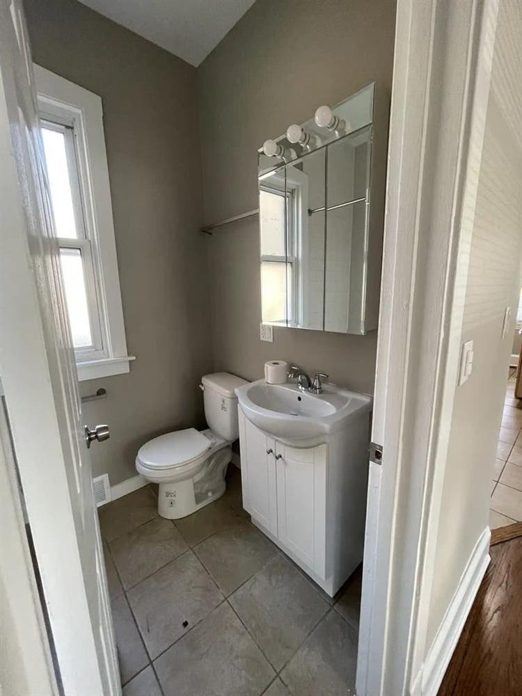 3rd room in Irving park coach house