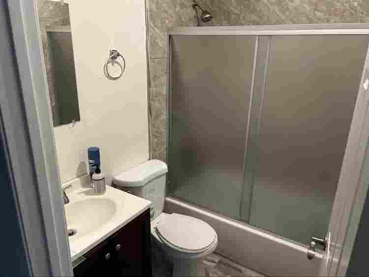 Looking for a roommate !