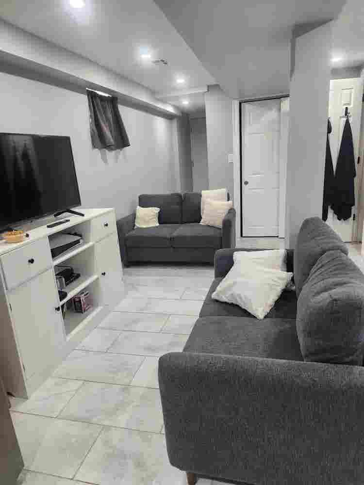 1 bedr,&bat,private entrance studio