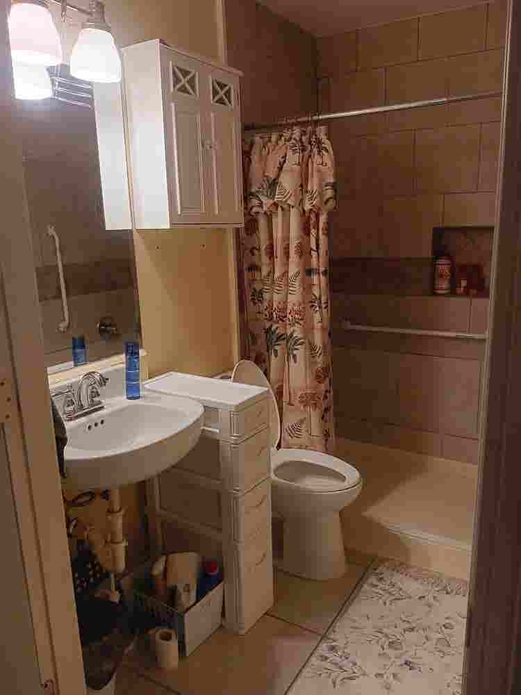 I am looking for a roommate.