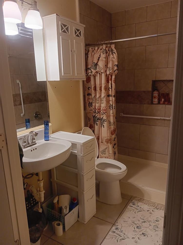 I am looking for a roommate.