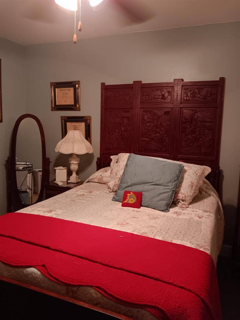 I am looking for a roommate.