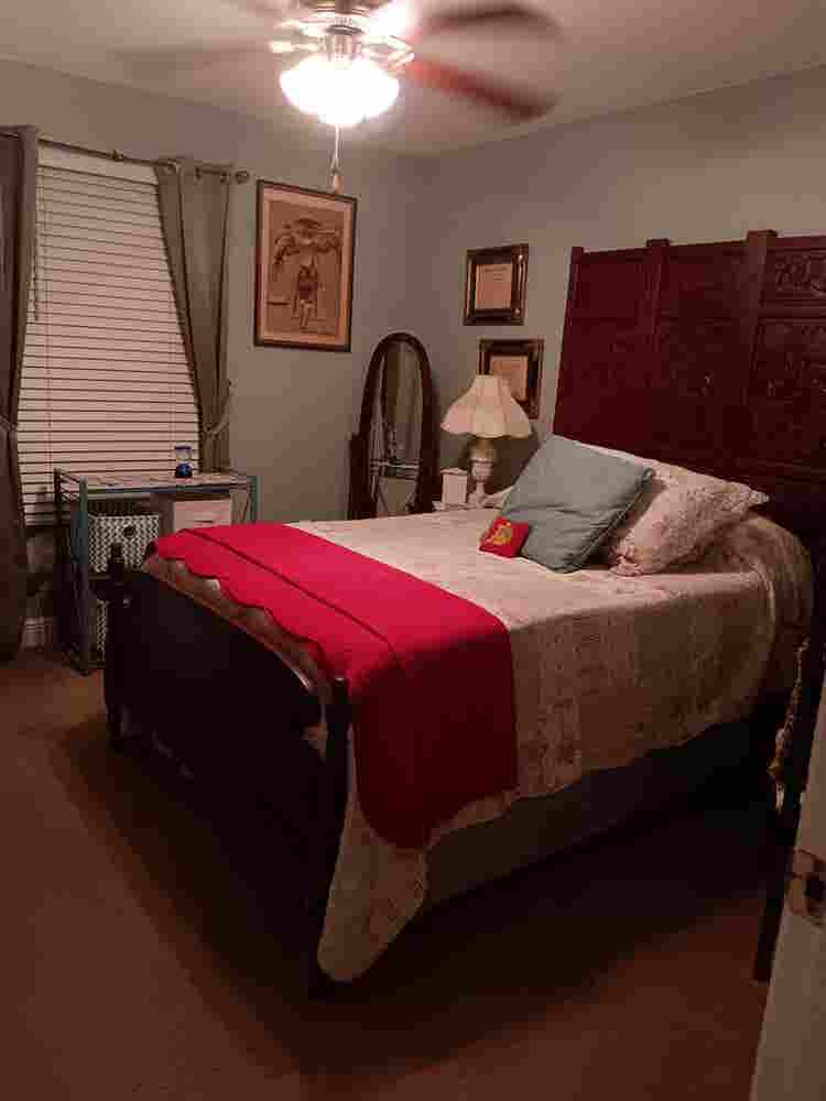 I am looking for a roommate.