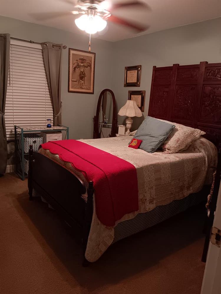 I am looking for a roommate.