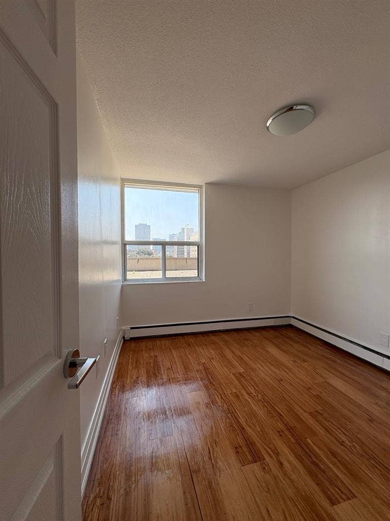 Looking for a female roommate