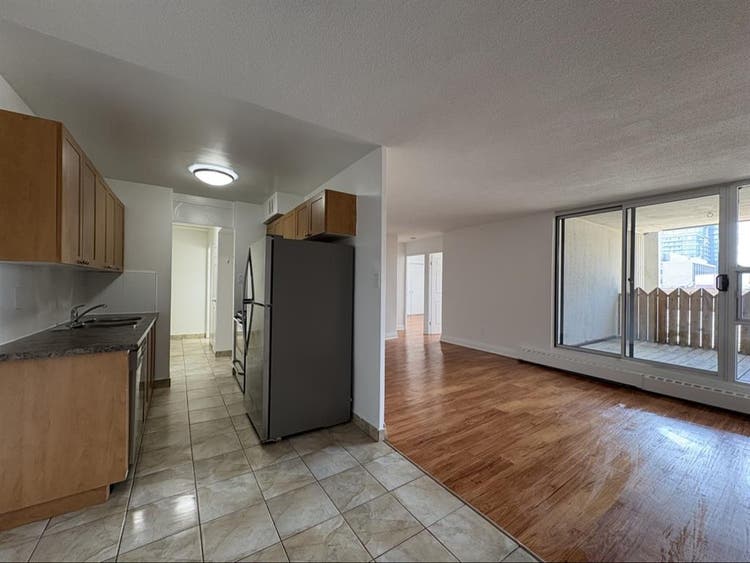 Looking for a female roommate