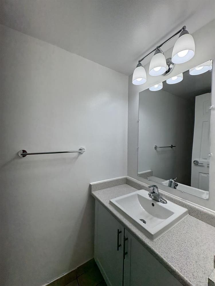 Looking for a female roommate