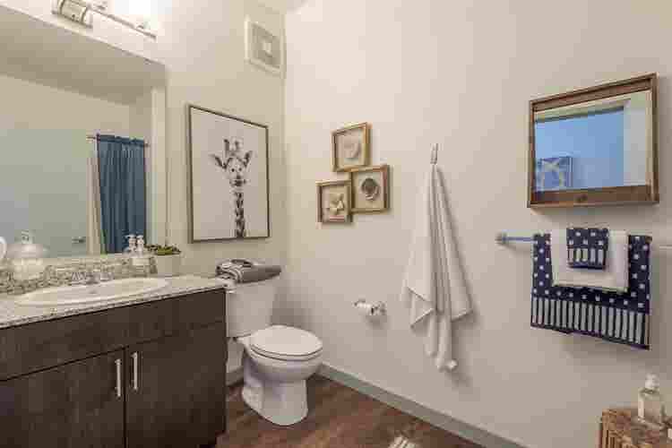 2 LRG Private Bedrooms & Bathroom