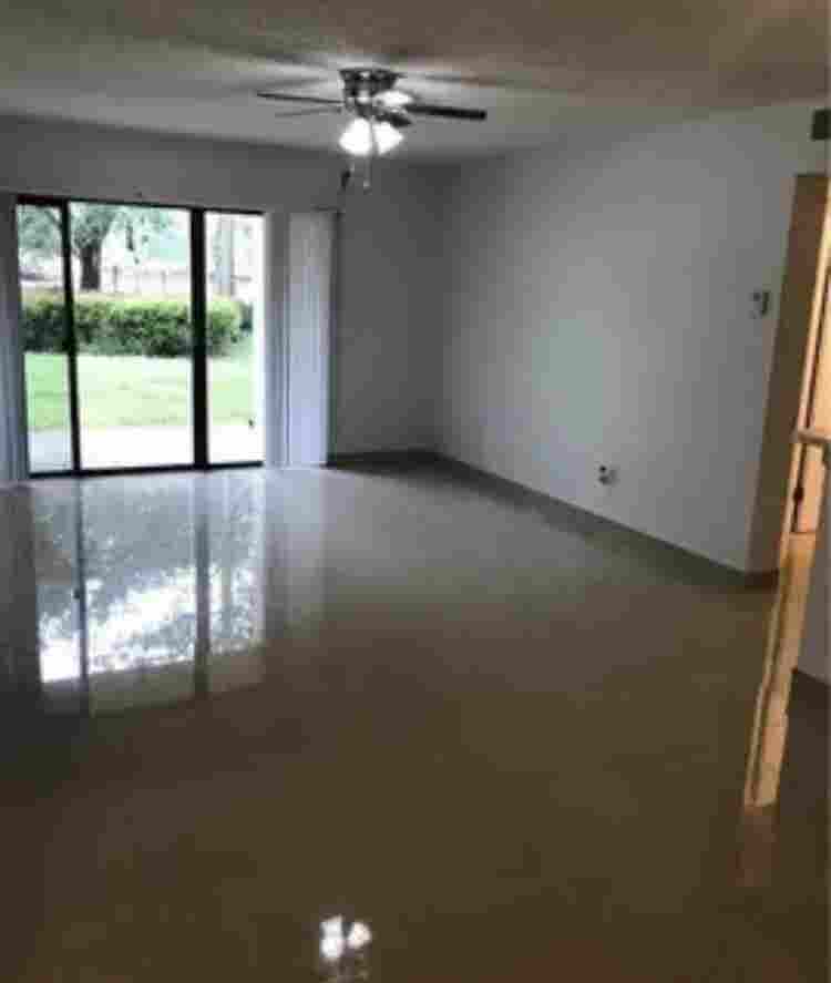 Spacious room in Coral Springs