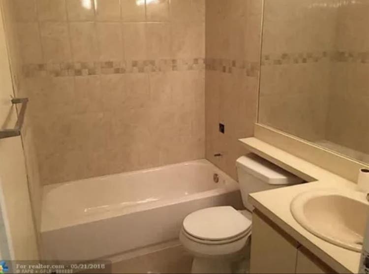 Spacious room in Coral Springs