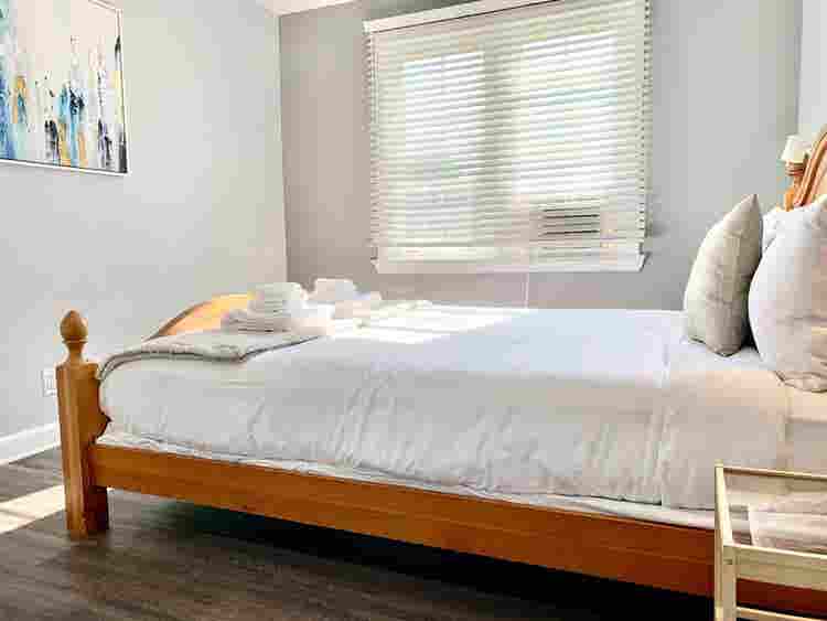 FURNISHED BDRM IN FEMALE-ONLY APT