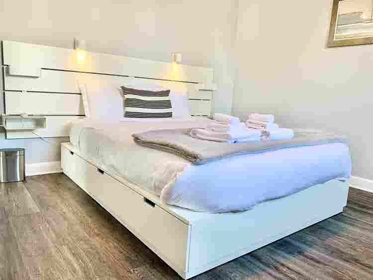 FURNISHED BDRM IN FEMALE-ONLY APT