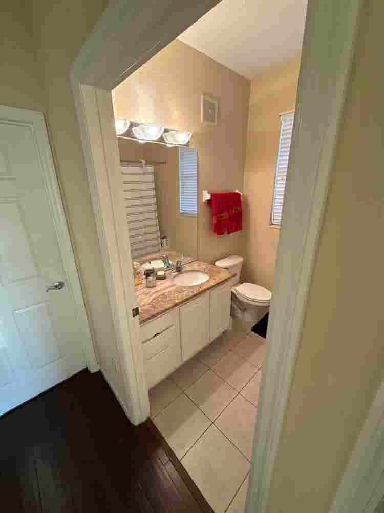 Furnished room w private bathroom