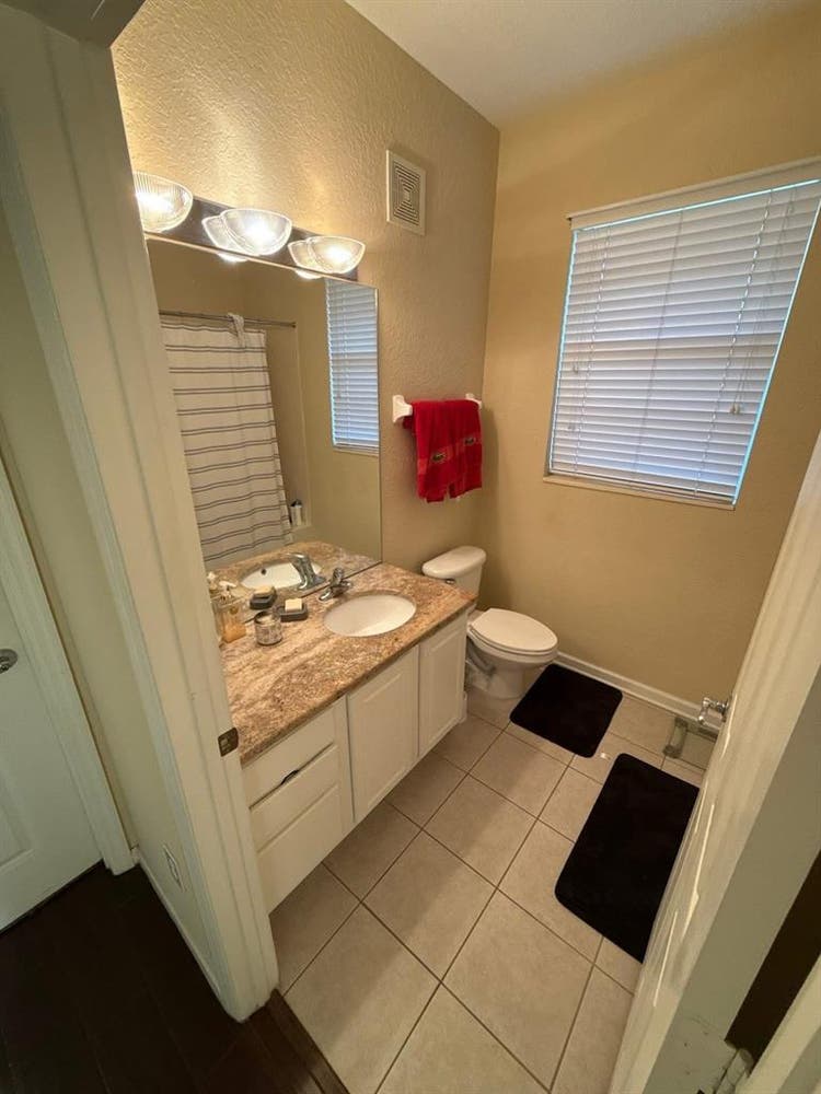 Furnished room w private bathroom
