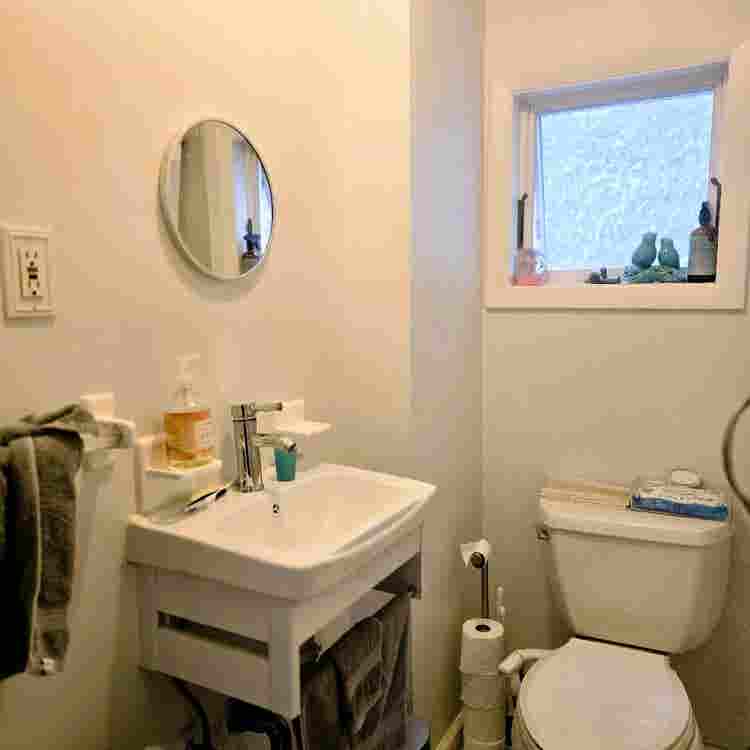 1 Bedroom Apt Available w parking