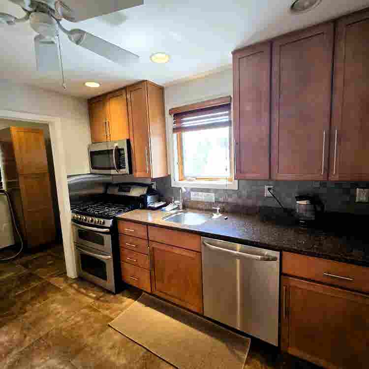 1 Bedroom Apt Available w parking