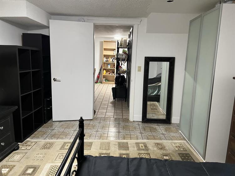 Private room-Renfrew St & E.1st Ave