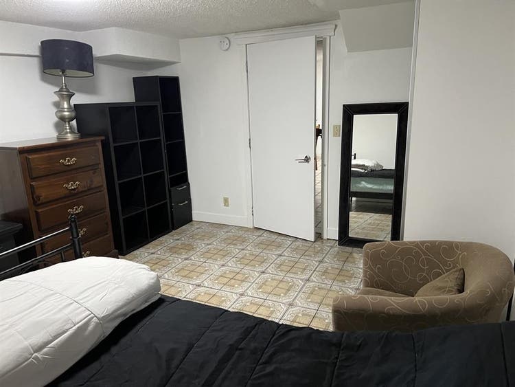 Private room-Renfrew St & E.1st Ave