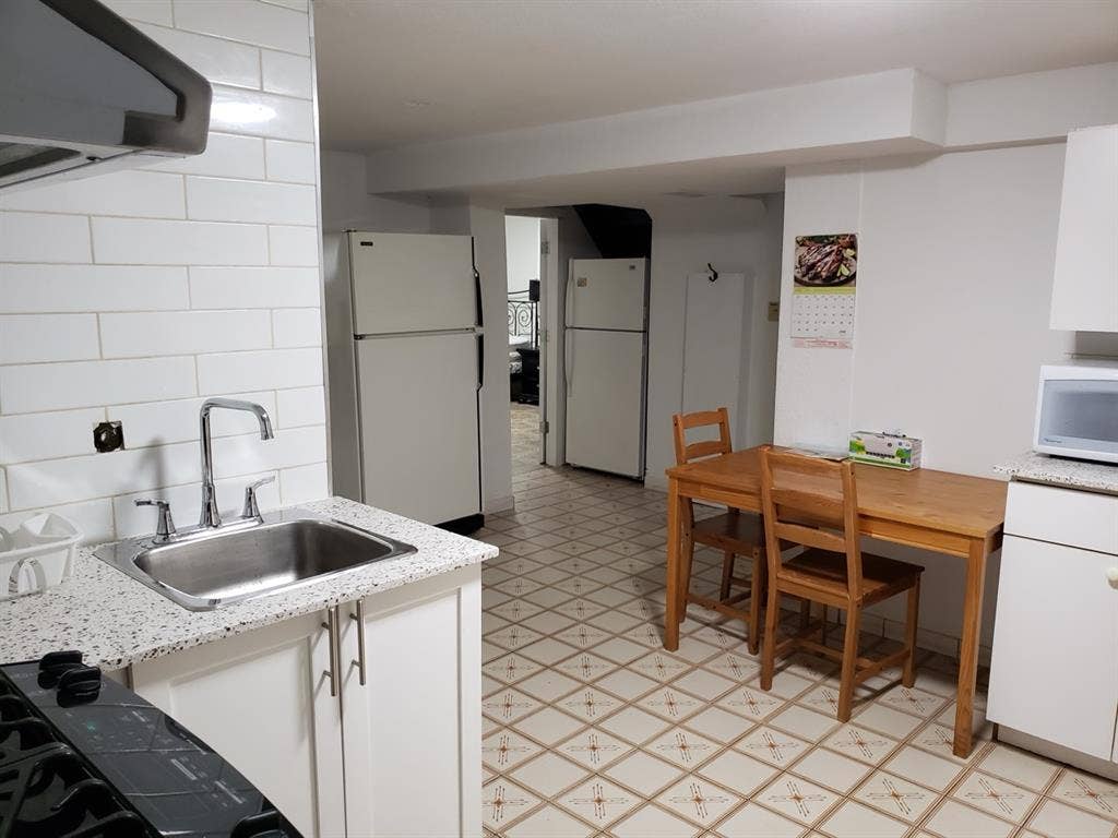 Private room-Renfrew St & E.1st Ave