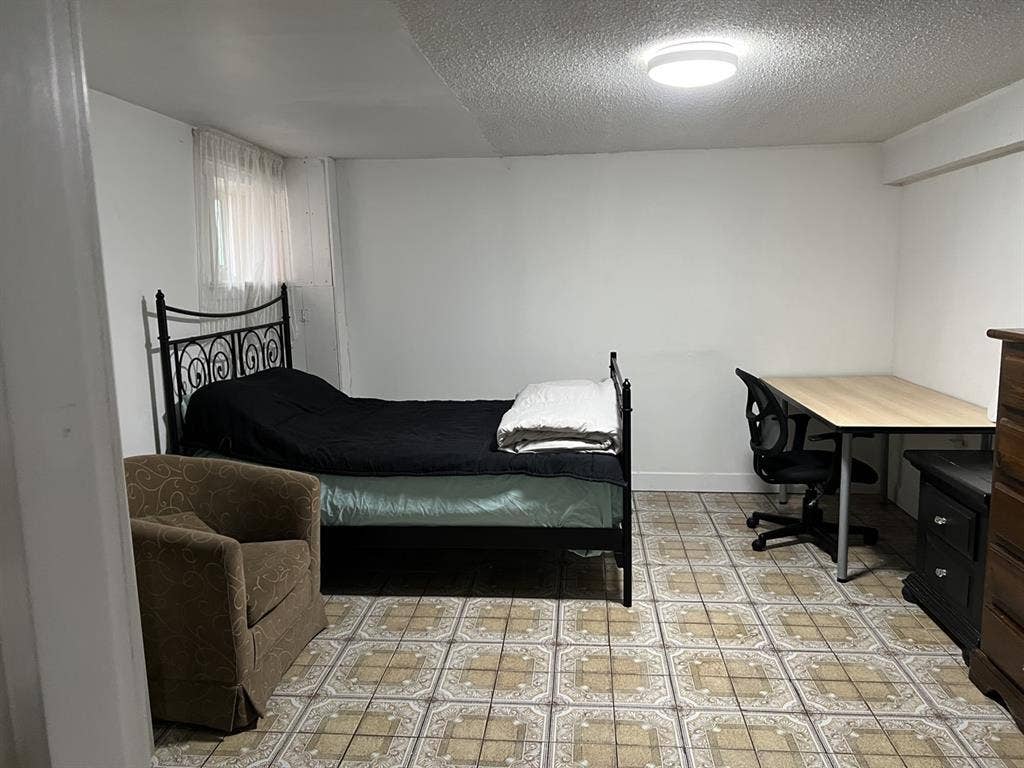 Private room-Renfrew St & E.1st Ave