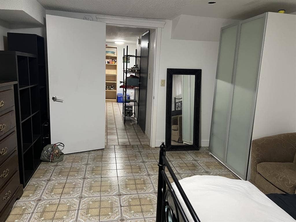 Private room-Renfrew St & E.1st Ave