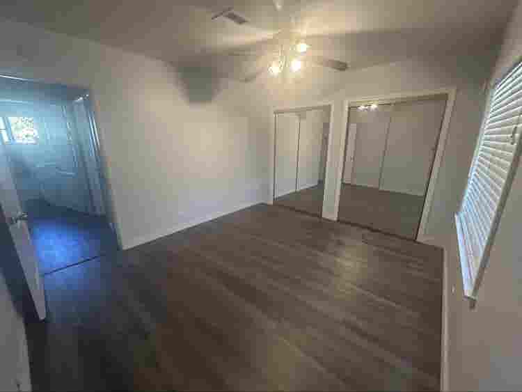 Room for Rent in 2-Bedroom duplexx
