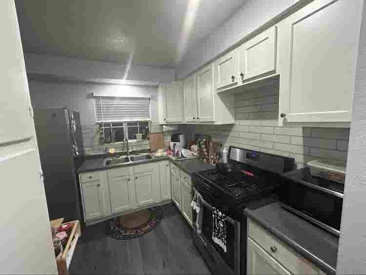 Room for Rent in 2-Bedroom duplexx