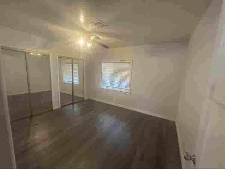 Room for Rent in 2-Bedroom duplexx