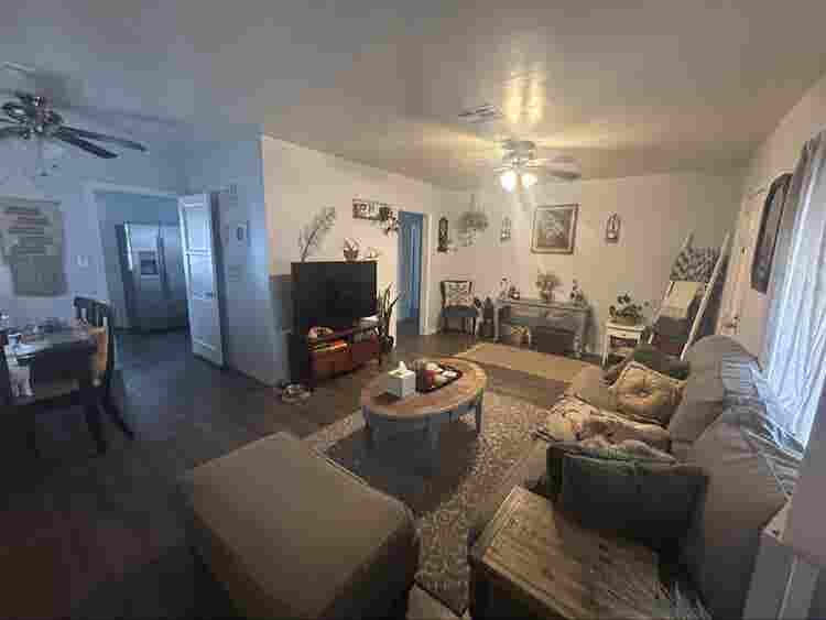 Room for Rent in 2-Bedroom duplexx