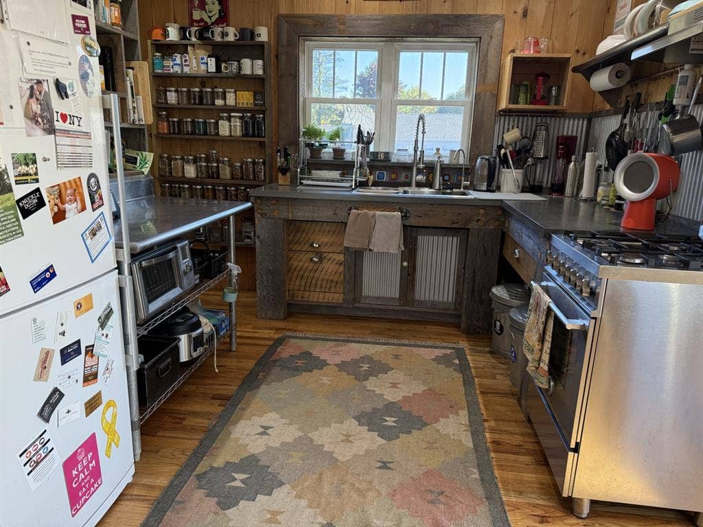 Private Bedroom & Small House Share